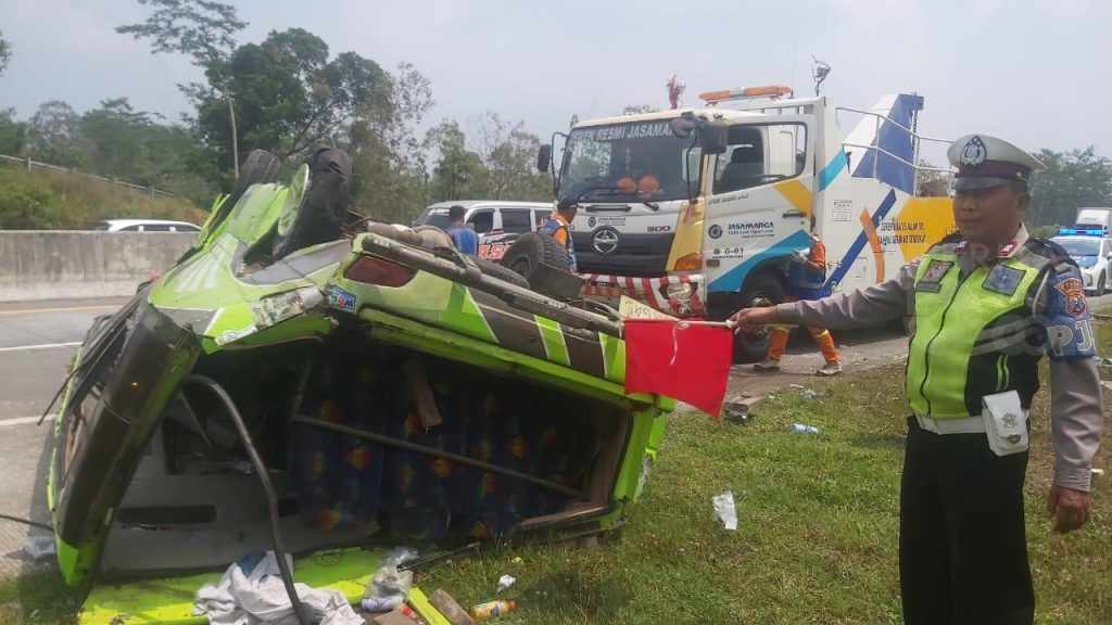Minibus Terbalik di Tol Malang Pandaan, Bayi Meninggal Dunia