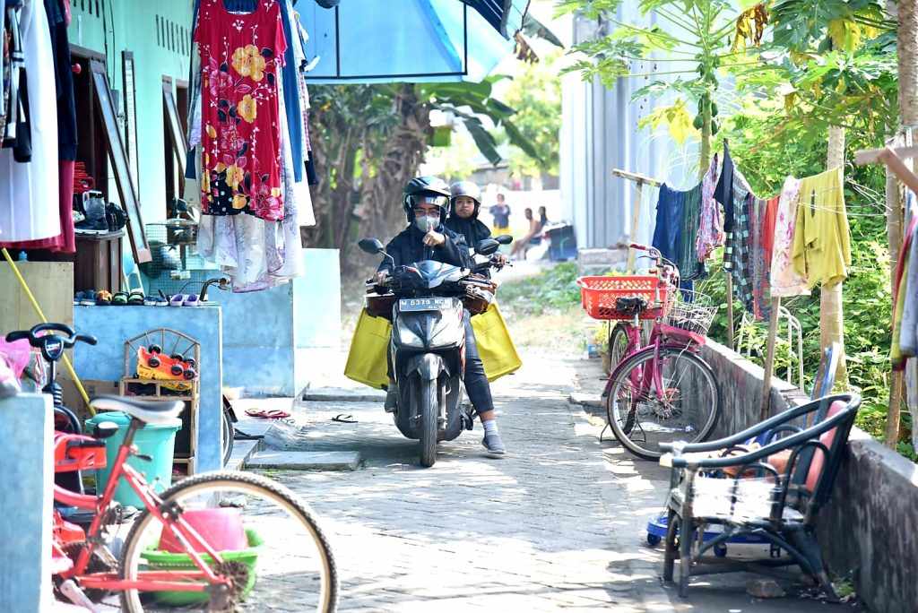 UMKM Penyedia Makan Gratis Lansia di Sidoarjo Ini Kirim Ransum Tepat Waktu