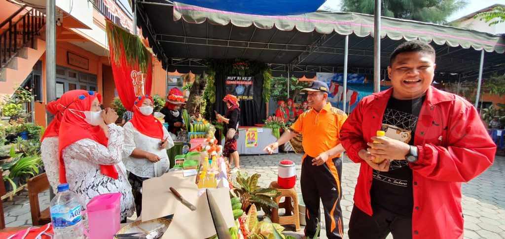 Warga Tambak Asri Lomba Rujak Uleg, Wasek PDIP Surabaya: Lestarikan Mustika Rasa Bung Karno