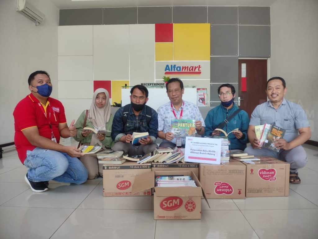 Alfamart Bagi-Bagi Buku Literasi Lewat Go Read di Malang Raya