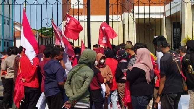 Tolak Kenaikan Harga BBM, GMNI Mojokerto Demo ke Gedung DPRD