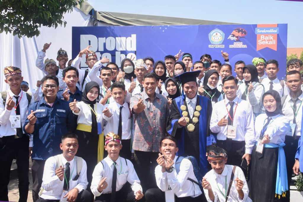 Wali Kota Kediri Beri Tips Sukses dalam Pengukuhan Mahasiswa Baru UNP