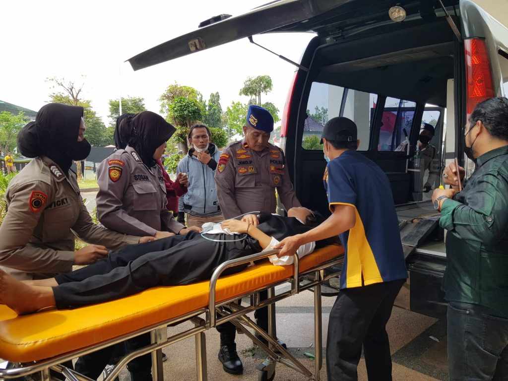 Demo Tolak Kenaikan Harga BBM, Mahasiswi di Bangkalan Pingsan saat Gelar Teaterikal