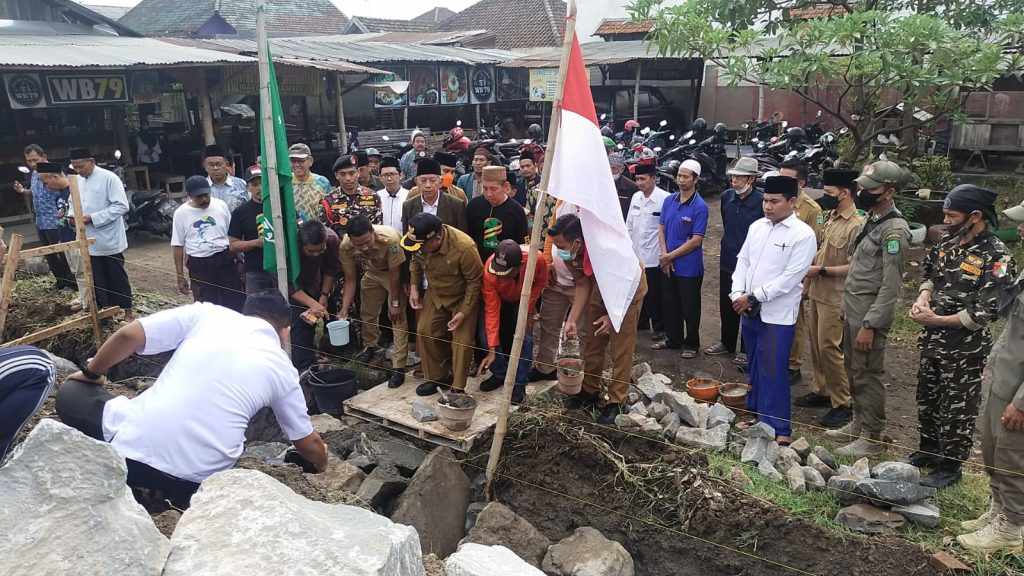 Warga Gempol Pasuruan Bangun Gedung MWC NU Secara Swadaya