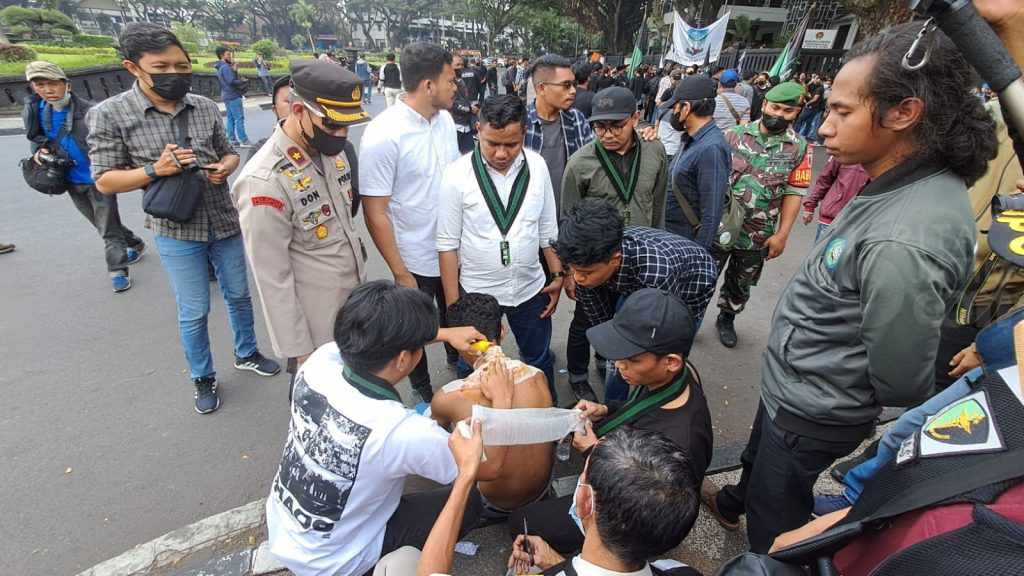 Demo di Malang Seorang Demonstran Terbakar