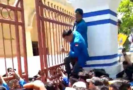 Demo Kenaikan BBM, Mahasiswa Panjat Pintu Gerbang DPRD Sampang