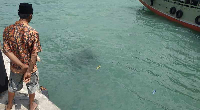 Mobil Pikap Angkut Es Balok Tercebur Laut di Sumenep, Sopir Meninggal