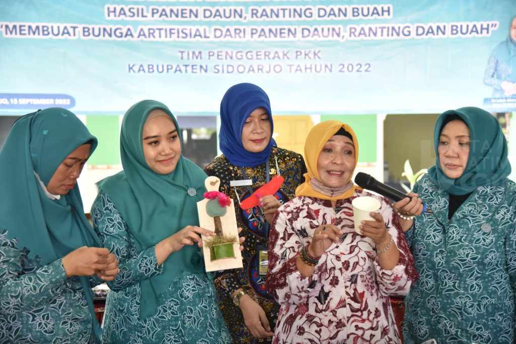 Ibu-Ibu PKK di Sidoarjo Dilatih Bikin Kerajinan Cantik dari Limbah Daun