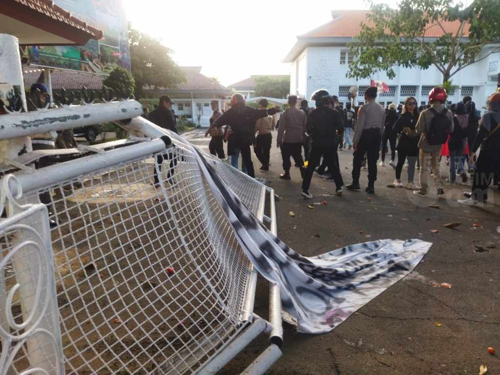 Demo Mahasiswa Bikin Pintu Pagar Kantor Pemkab Banyuwangi Hancur