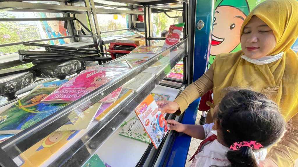 Manfaatkan Bus Literasi untuk Tarik Minat Baca Anak Gresik