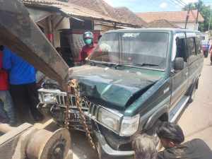 Hilang Kendali, Mobil Kijang Seruduk Bengkel, Balita Meninggal