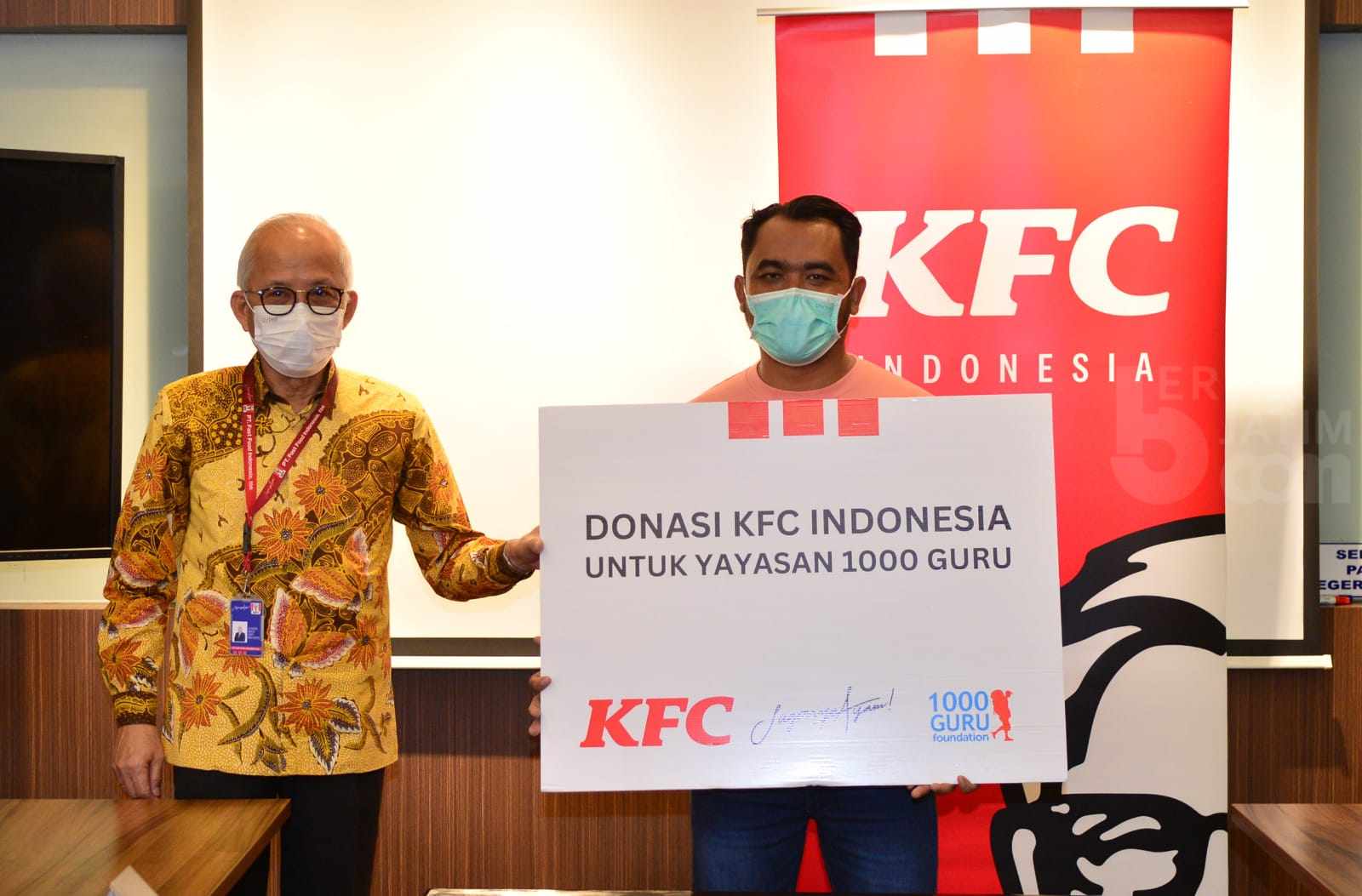 Serahkan Donasi Program Bucket For Given Untuk 1000 Yayasan Guru serahkan-donasi-program-bucket-for-given-untuk-1000-yayasan-guru