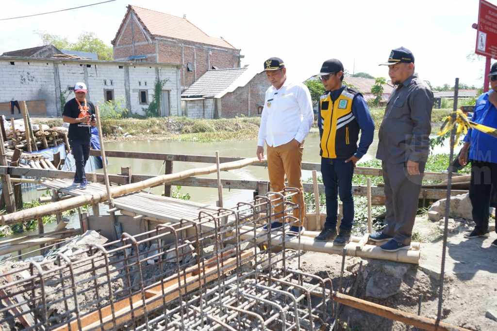 Wabup Sidoarjo Minta Pembangunan Jembatan Penghubung Desa Kemangsen-Kraton Krian Dikebut