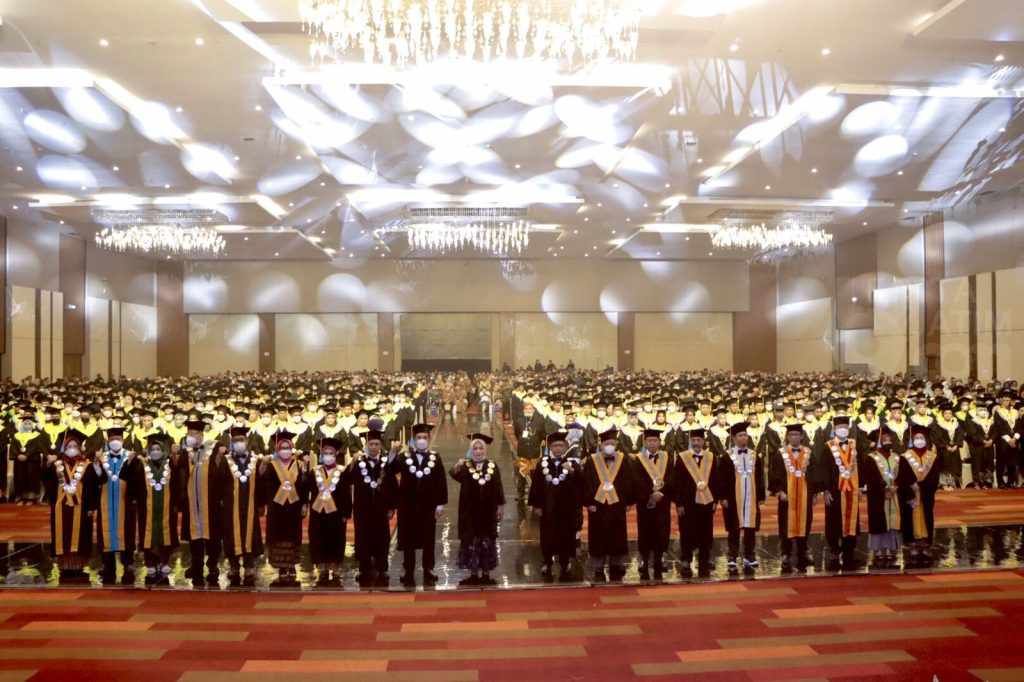 Unitomo Wisuda 643 Lulusan, Rektor Minta Wisudawan Terus Belajar untuk Survive di Masyarakat