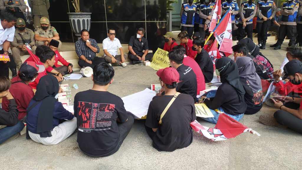 Gedung DPRD Pasuruan Digeruduk Mahasiswa, Tuntut Harga BBM Kembali Seperti Semula