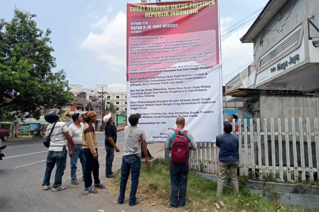 Sungai Wrati Tercemar, Warga Beji Pasuruan Pasang Banner Tuntutan Untuk Presiden Jokowi