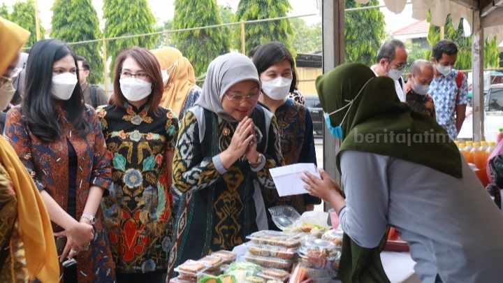 Menaker Ida Fauziyah Salurkan BSU untuk 2.687 Pekerja di Kabupaten Mojokerto