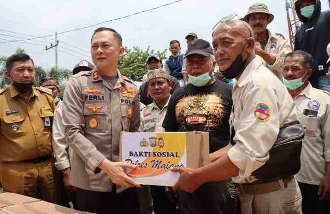 Kapolres Malang Berikan Bantuan Sembako Sopir Jeep Wisata TNBTS