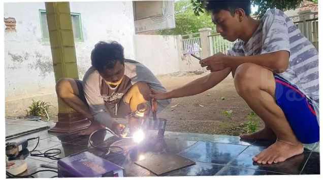 Mahasiswa Universitas Jember sedang membuat alat cetak kompos di Desa Bungatan, Kecamatan Bungatan, Kabupaten Situbondo, Jawa Timur