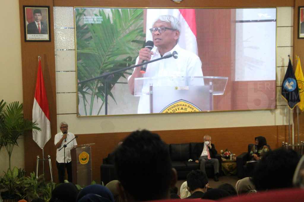 Seorang Pilot Diangkat Jadi Dosen Luar Biasa di Fakultas Kedokteran Unej, Ini Nasihatnya
