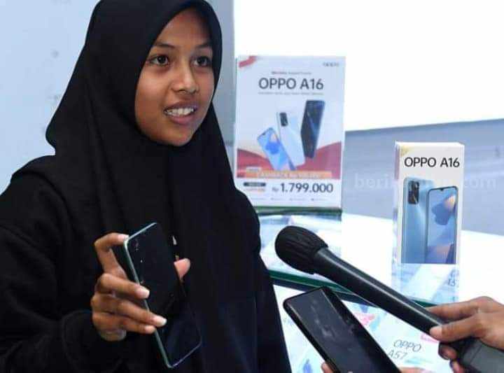 Jokowi Beri Hape Baru, Pelajar Asal Buton Sultra Ini Ingin Punya Nomer Telepon Presiden