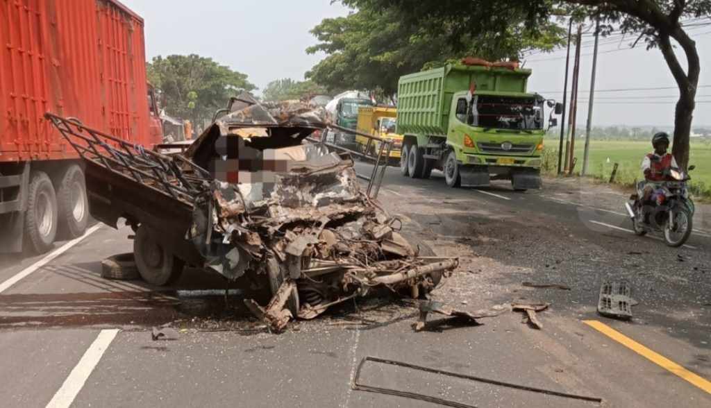 Tragis, Pikap Hancur karena Tabrak Truk Bull di Pantura Tuban, Pengemudi Meninggal