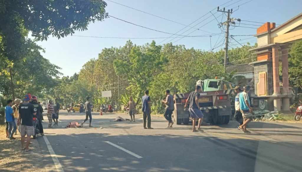 Truk Trailer Tabrak Motor Lalu Tabrak Gapura di Jalur Pantura Tuban