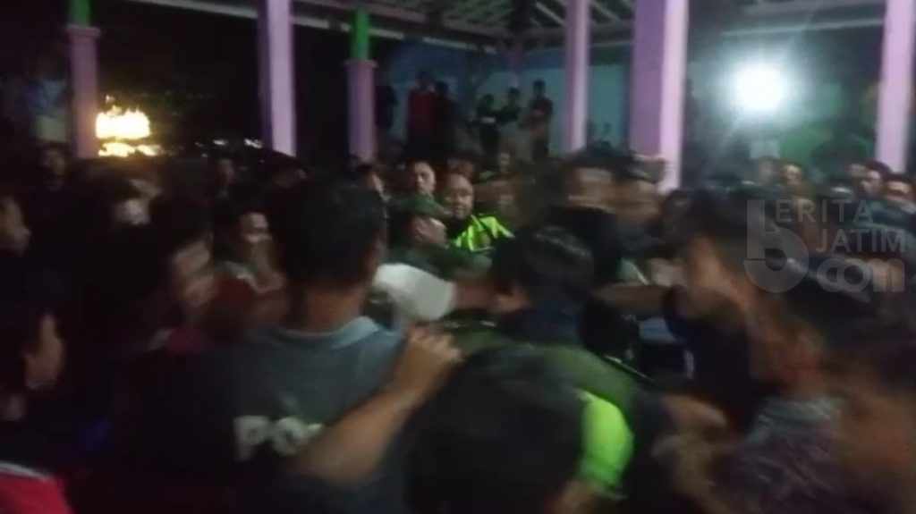 Dikira Mau Curi Motor Ternyata Hanya Ngaca, Pemuda Gondrong Nyaris Dihajar Massa
