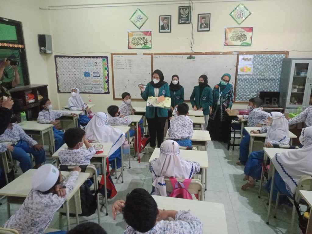 Mahasiswa UHW Perbanas Surabaya Ciptakan Pop Up Book