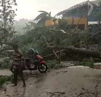 Angin Puting Beliung Rusak 10 Bangunan di Saradan Madiun, Satu Orang Terluka
