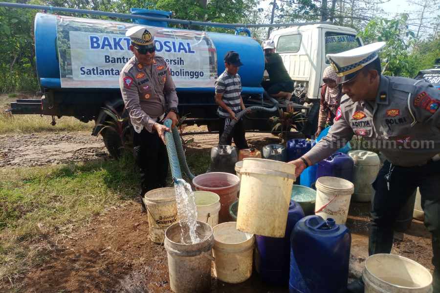 Bantu Warga Terdampak Kekeringan, Satlantas Polres Probolinggo Distribusikan Air Bersih