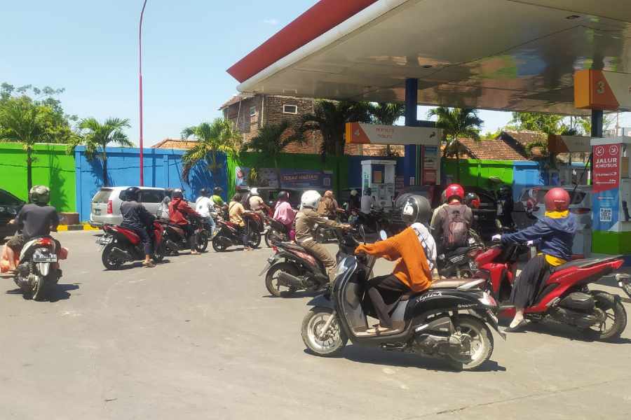Harga Pertalite Batal Naik, Situasi di SPBU Lamongan Tetap Antre Panjang