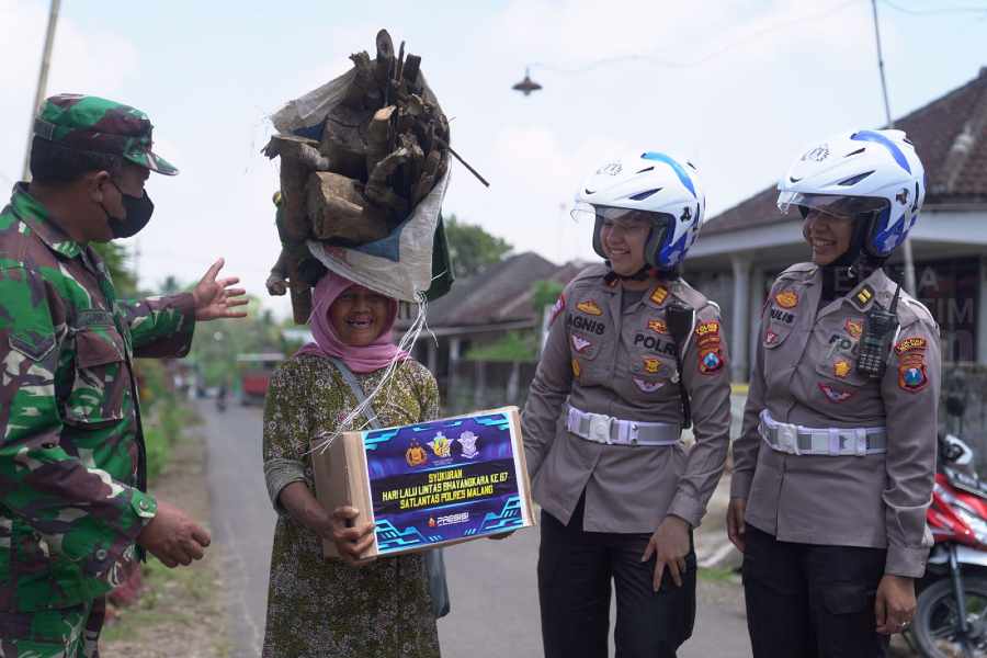 Satlantas Polres Malang Bagikan Paket Sembako ke Pelosok Desa