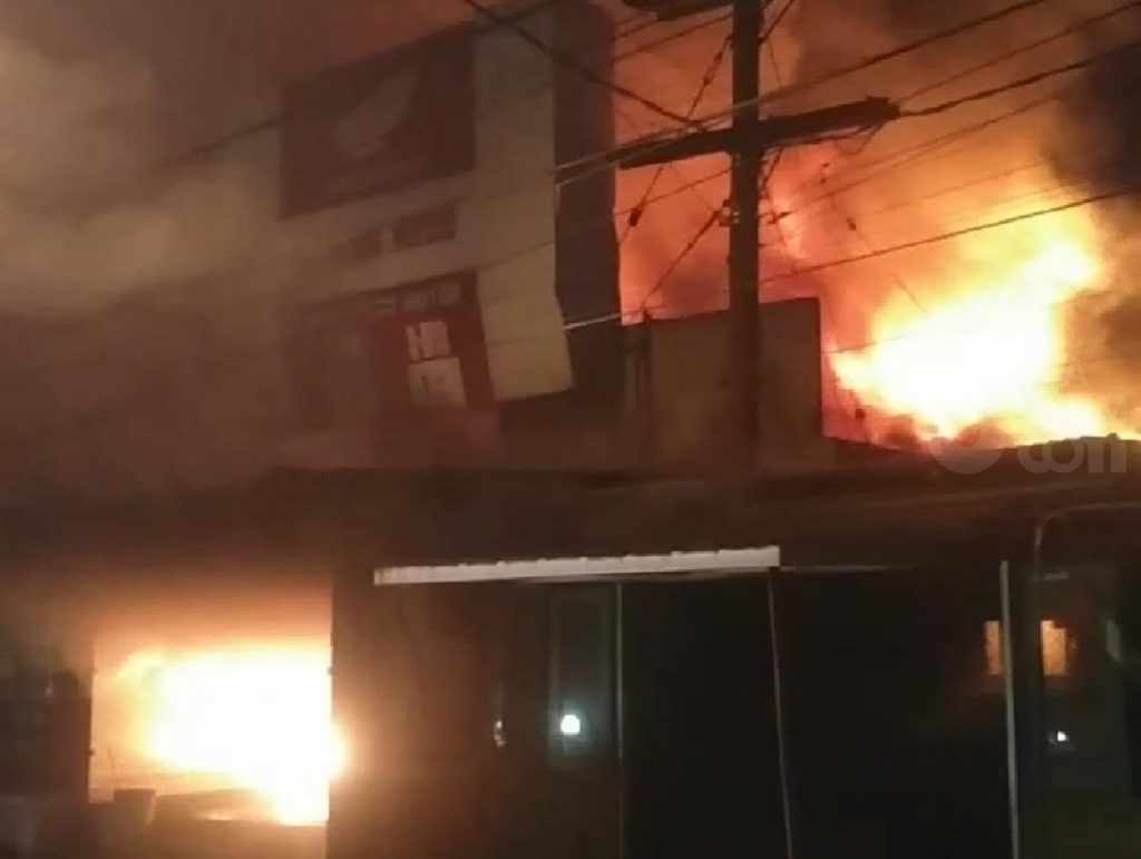 Dealer Motor di Mojoagung Jombang Terbakar, 3 Mobil Damkar Diterjunkan