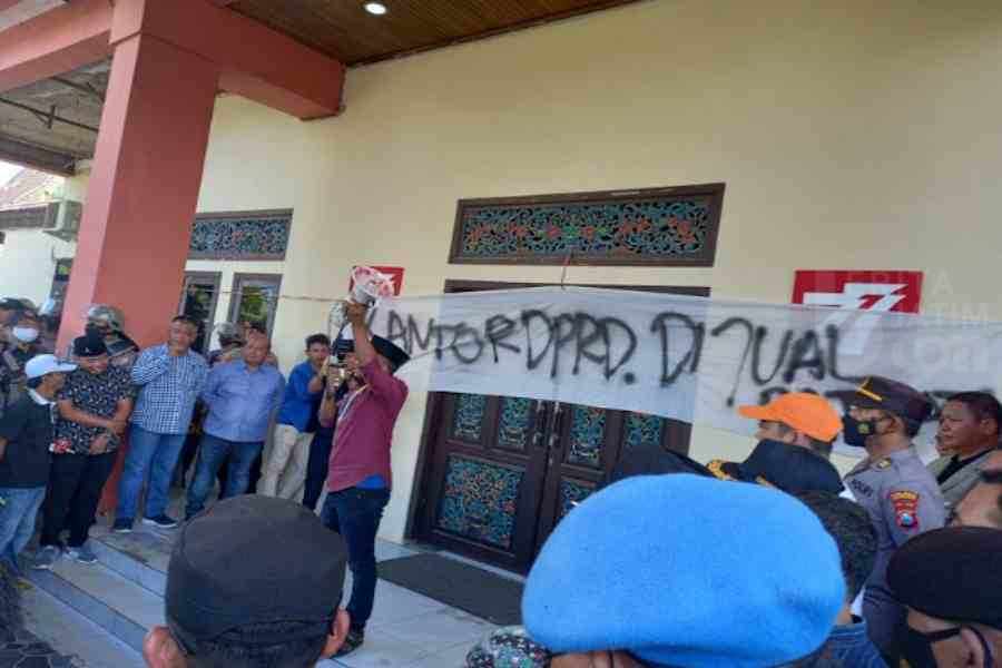 Kecewa Sikap Anggota DPRD Sumenep, PMII ‘Jual’ Kantor Dewan