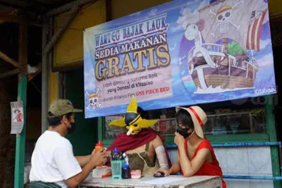 Unik! Syukuran Penayangan Film Red, Fans One Piece Bikin “Warteg Bajak Laut” Gratis