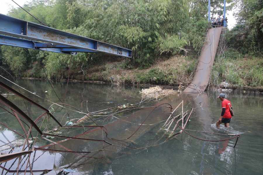 Pemkab Probolinggo Sebut Jembatan Ambrol Akibat Overload