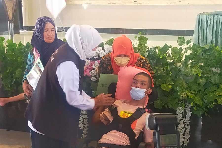 Singgah ke Ponpes Tabah Lamongan, Khofifah Serahkan Bansos ke Warga