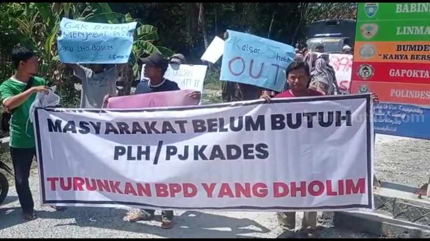 Puluhan Warga Desa Kadungrembug Lamongan Unjuk Rasa, Tuntut Pembubaran BPD