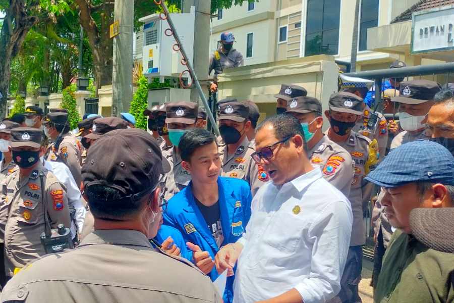 Mahasiswa Lamongan Blokir Jalan Nasional Tolak Kenaikan BBM, Ini Pesan Ketua DPRD