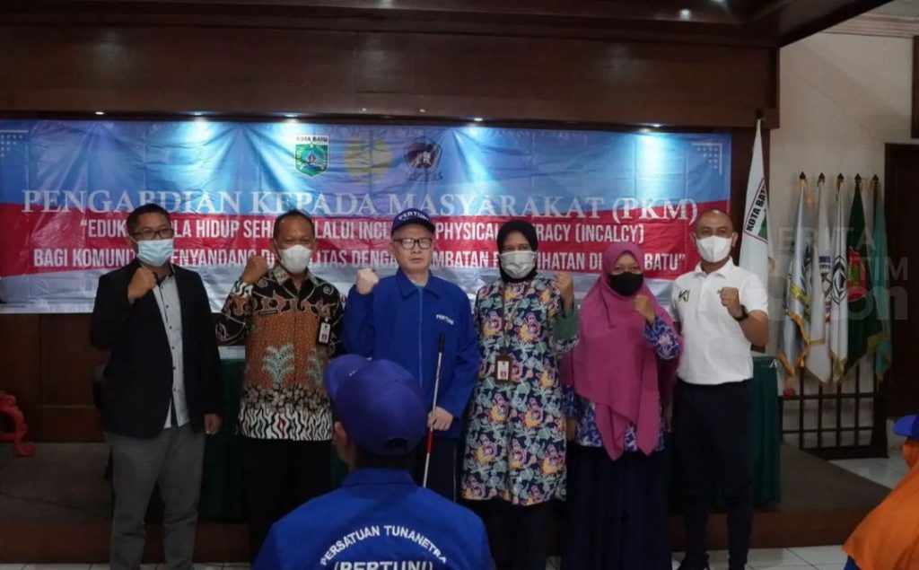 Dosen Unesa Edukasi Pola Hidup Sehat Pada Penyandang Tuna Netra di Kota Batu