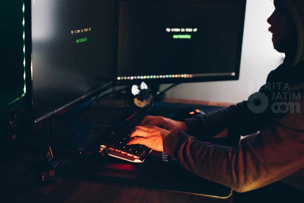 Ilustrasi hacker yang meretas security cyber (Sumber foto : pexels)