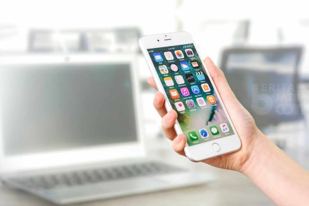 Ilustrasi hp iPhone. (Sumber foto : PhotoMIX Company/pexels.com)