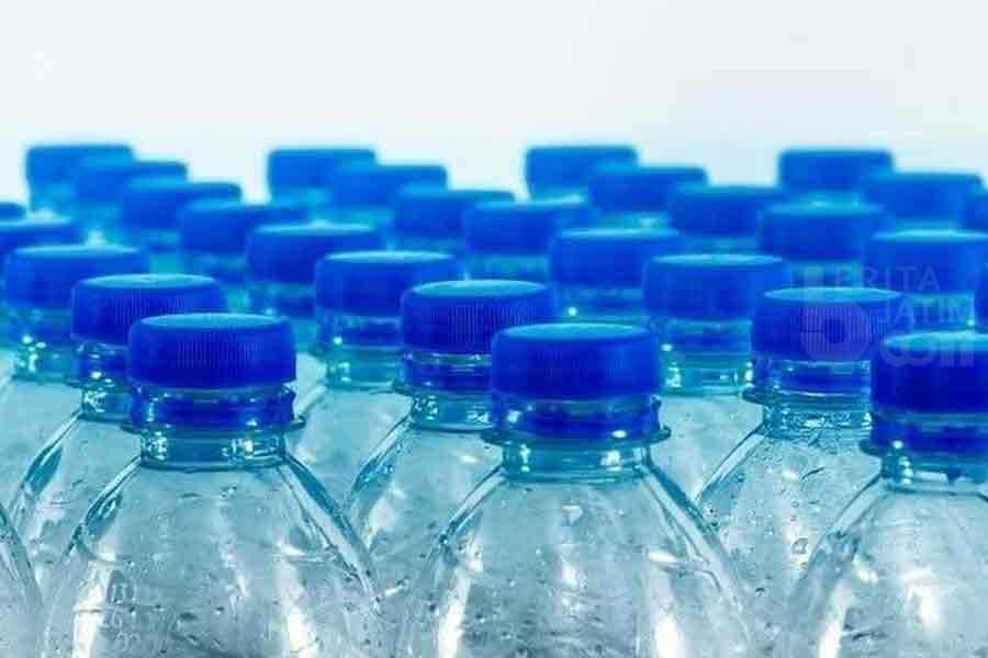 Sering Konsumsi Makanan dengan Pembungkus Plastik Bisa Berbahaya, Begini Penjelasan Dosen UM Surabaya Ilustrasi botol minuman plastik kemasan. (sumber foto: pixabay)
