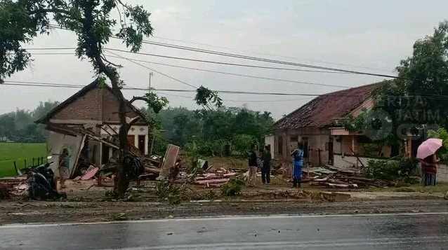 Puting Beliung Mengamuk, Rumah Warga Saradan Madiun Ambruk, Puluhan Pohon Tumbang