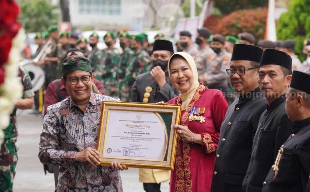 Hari Jadi ke-21, Wali Kota Batu Raih Penghargaan dari Mendes PDTT