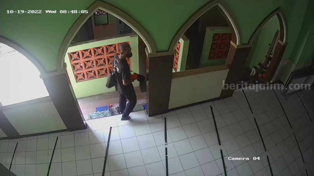 Terekam CCTV, Maling Kotak Amal Masjid di Ngawi