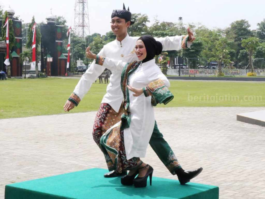 Cantiknya Busana ‘Jombang Deles’ saat Tampil di Alun-alun