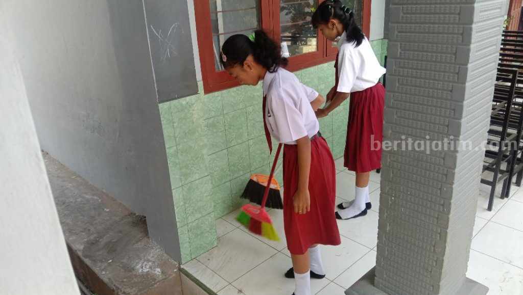 Debu Jalan Rusak di Ngembul Blitar Ganggu Aktivitas Sekolah