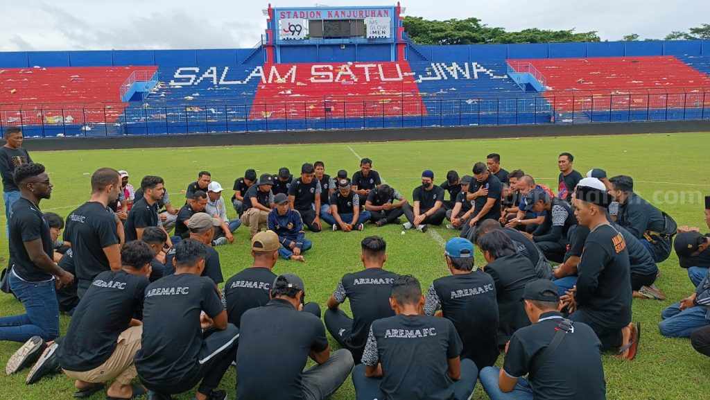 Pemain Arema FC Duduk Melingkar di Stadion Kanjuruhan dan Tak Bisa Menahan Tangis